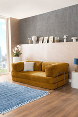 Senffarbene Poufudic-Sofa